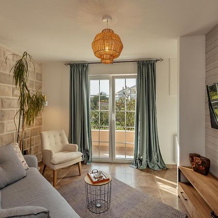 Stylish Mini-House With Garden & Beach Биела Экстерьер фото