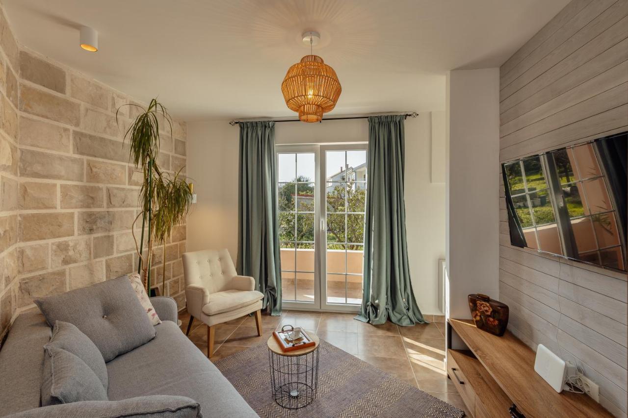 Stylish Mini-House With Garden & Beach Биела Экстерьер фото