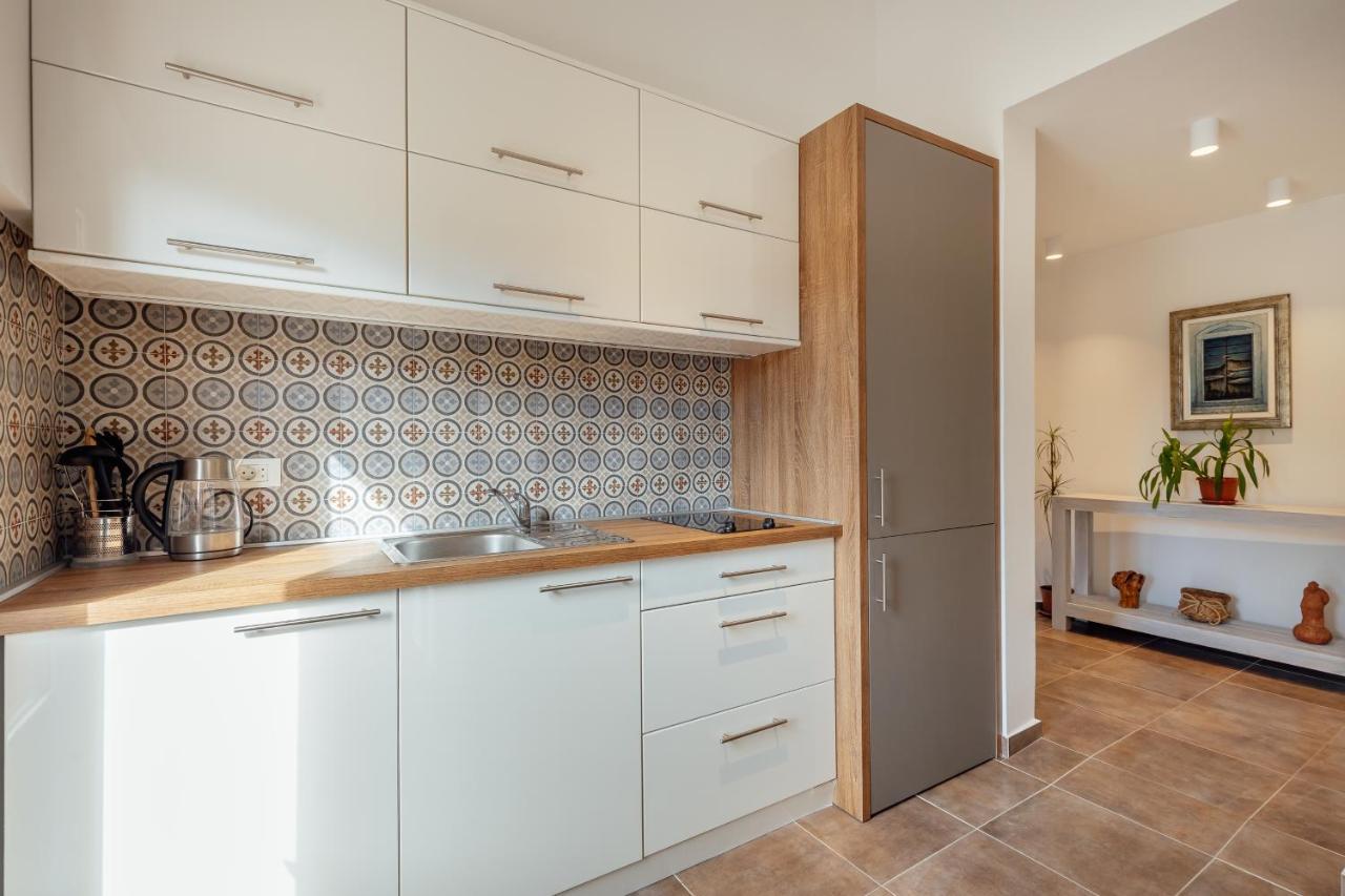 Stylish Mini-House With Garden & Beach Биела Экстерьер фото