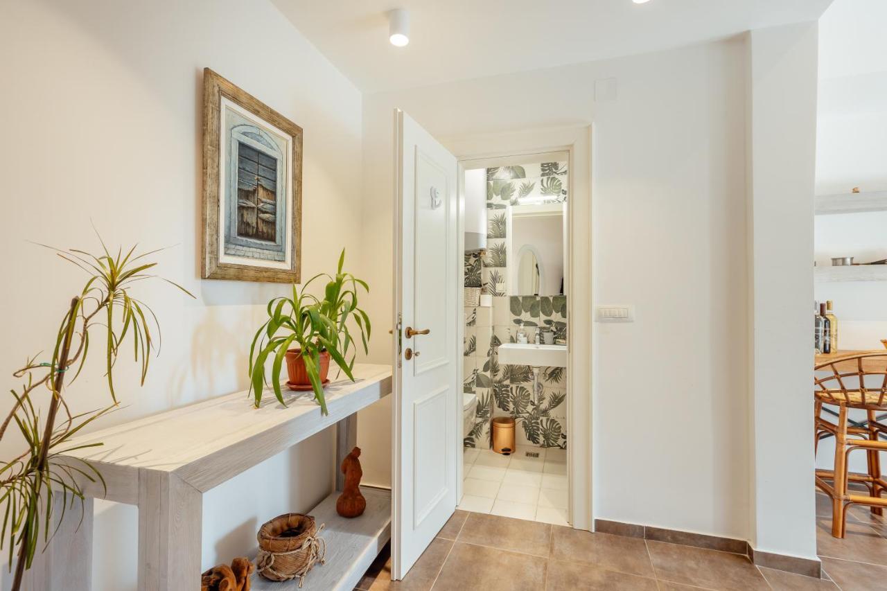 Stylish Mini-House With Garden & Beach Биела Экстерьер фото