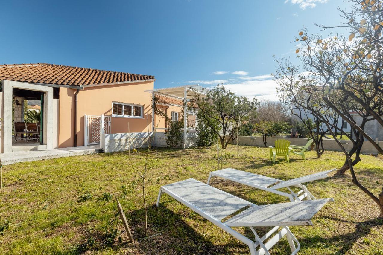 Stylish Mini-House With Garden & Beach Биела Экстерьер фото