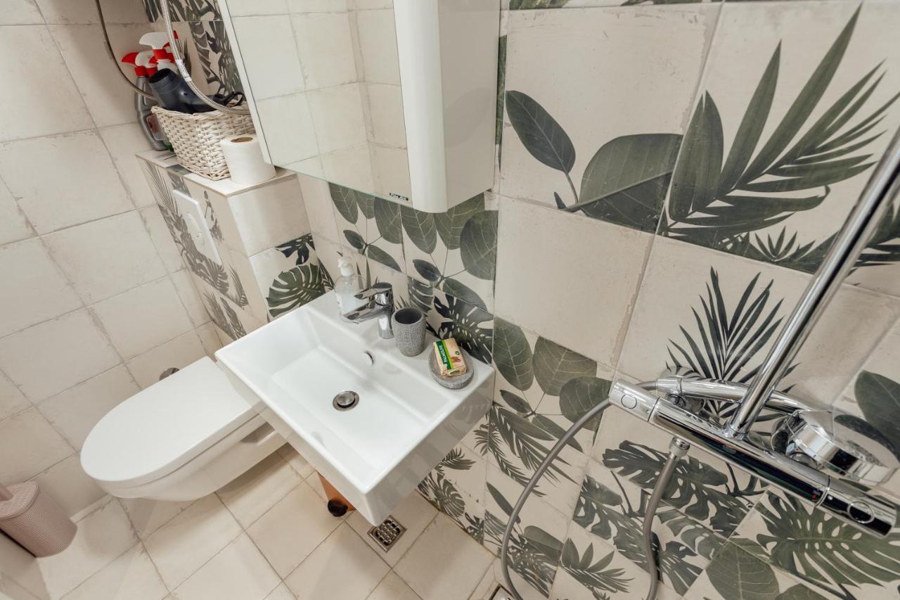 Stylish Mini-House With Garden & Beach Биела Экстерьер фото