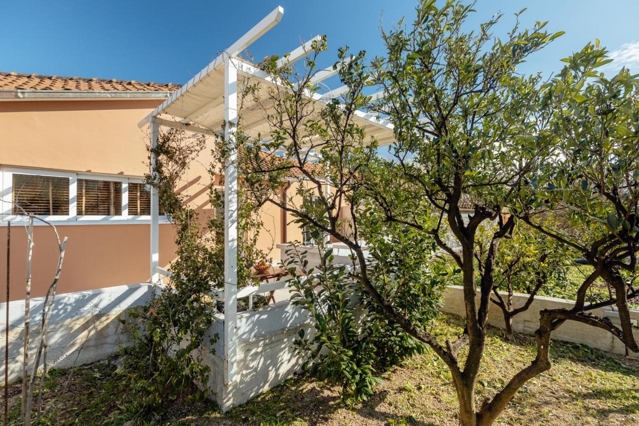 Stylish Mini-House With Garden & Beach Биела Экстерьер фото