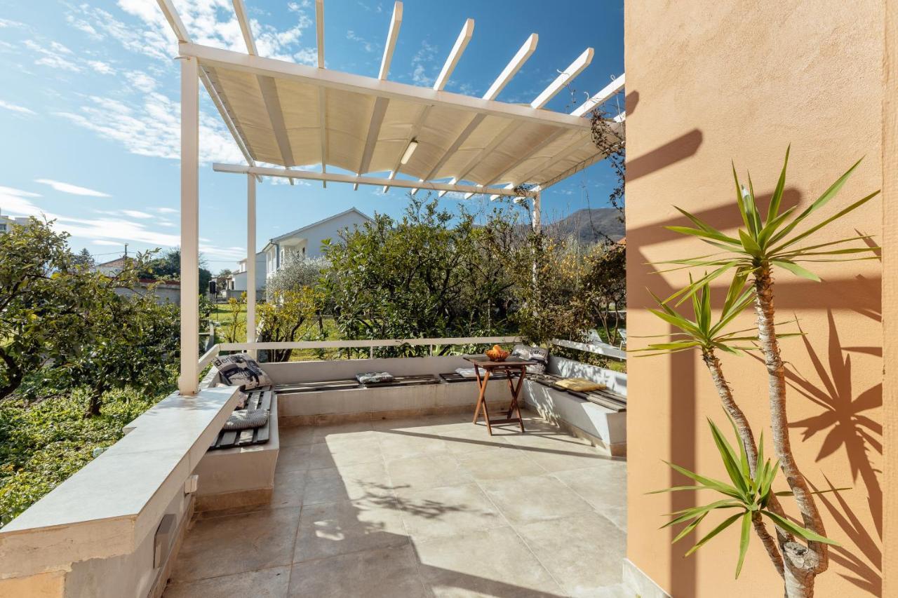 Stylish Mini-House With Garden & Beach Биела Экстерьер фото