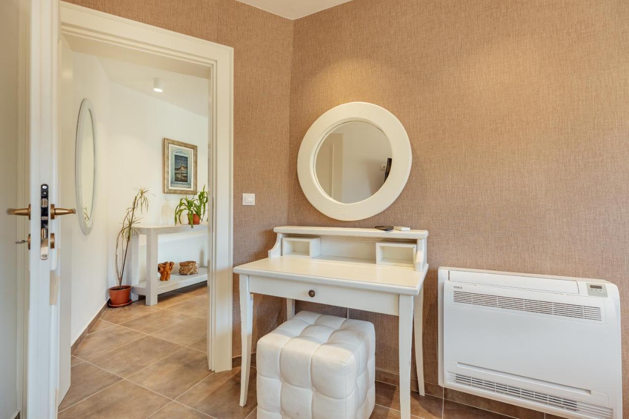 Stylish Mini-House With Garden & Beach Биела Экстерьер фото