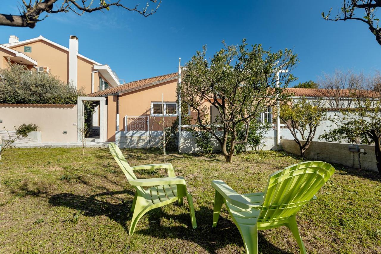 Stylish Mini-House With Garden & Beach Биела Экстерьер фото