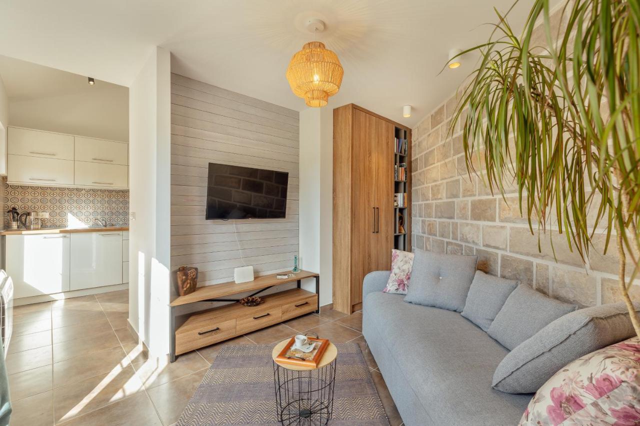 Stylish Mini-House With Garden & Beach Биела Экстерьер фото