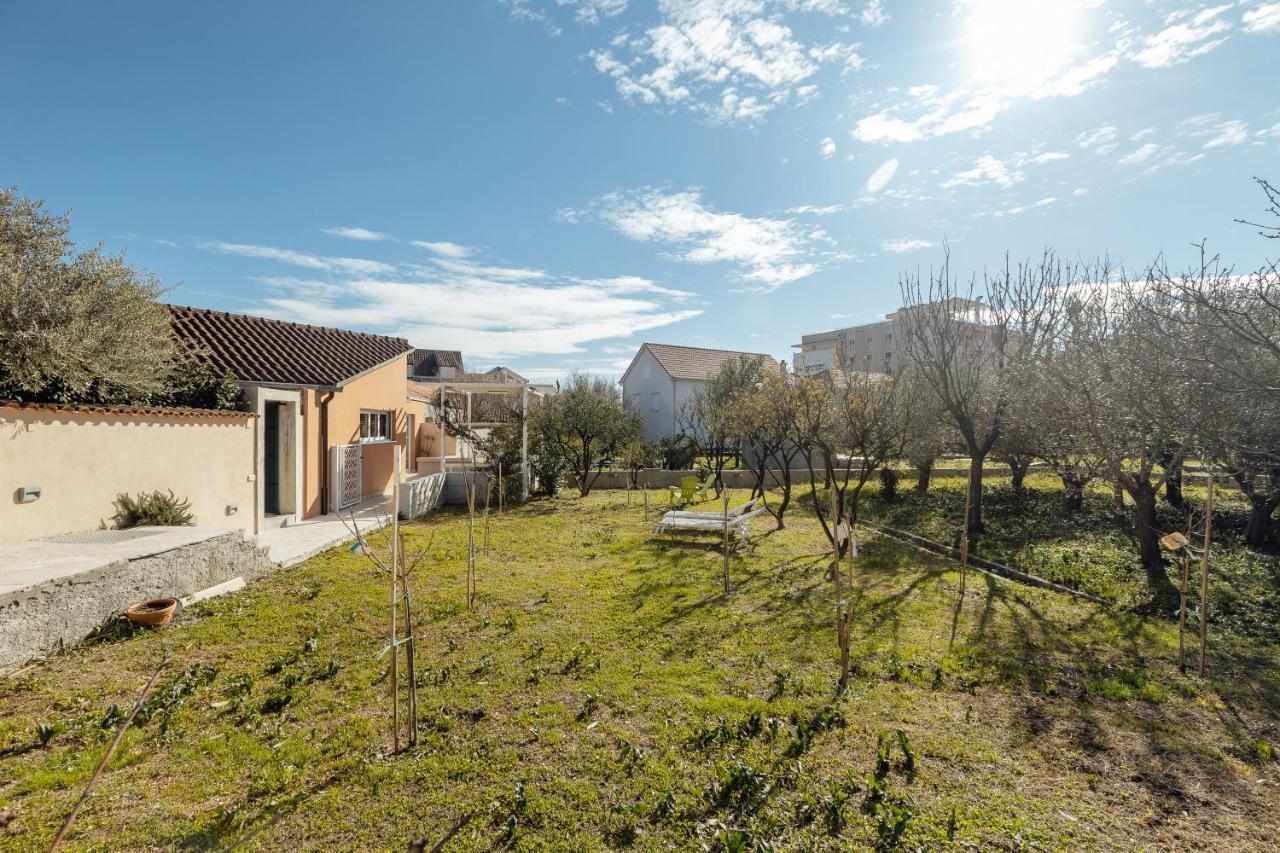 Stylish Mini-House With Garden & Beach Биела Экстерьер фото